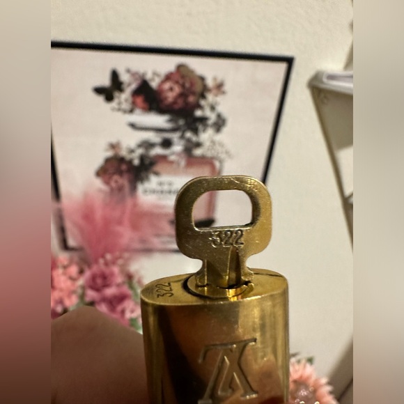 Louis Vuitton lock and key with unbranded gold chain double wrapped, original - Picture 7 of 14